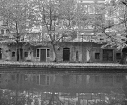 855384 Gezicht op de werfkelders onder de panden Oudegracht 206 (rechts)-hoger te Utrecht, vanaf de werf aan de ...